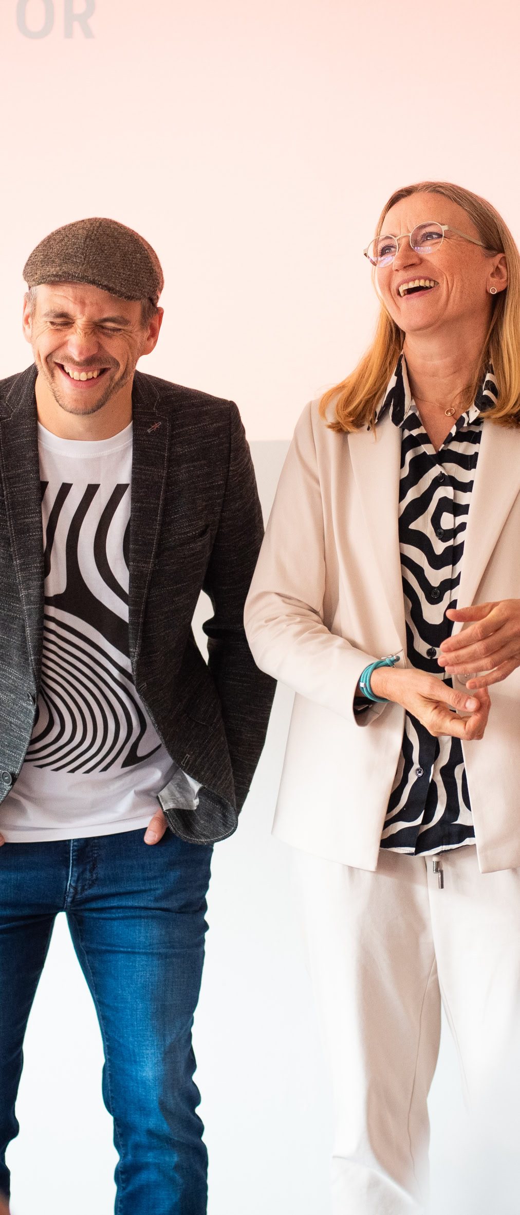 Foto von fröhlichen Teilnehmenden