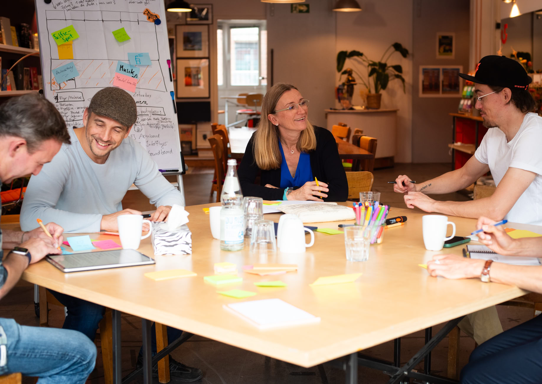 Foto von fröhlichen Teilnehmenden